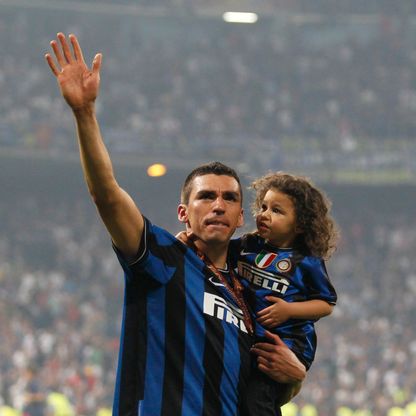 لوسيو المدافع السابق لإنتر بالعناية الفائقة بعد إصابته بحروق