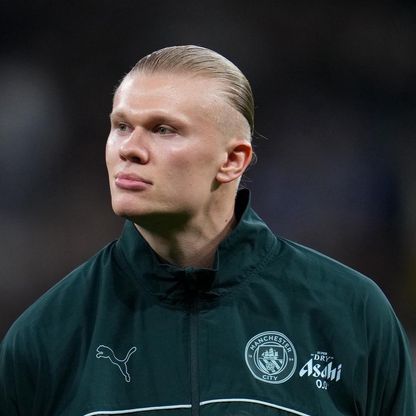 ما سر وصول هالاند إلى برشلونة في منتصف الليل؟