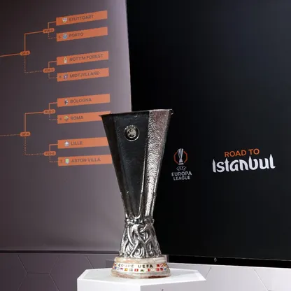 كأس الدوري الأوروبي خلال قرعة دور الـ16 وربع النهائي ونصف النهائي في مقر الاتحاد الأوروبي لكرة القدم في نيون - 27 فبراير 2026