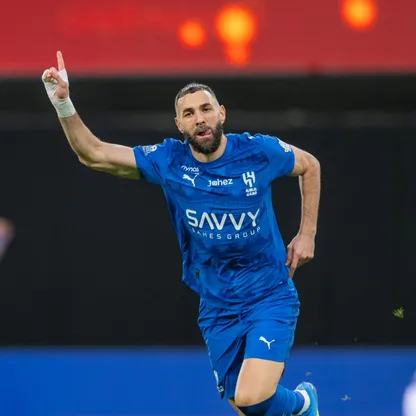 احتفال كريم بنزيما نجم الهلال بتسجيل هدف في مرمى الخلود بالدوري السعودي - 8 أبريل 2026