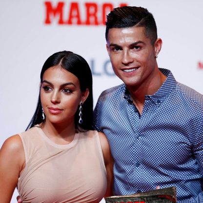 شاهد.. كريستيانو رونالدو يدخل القفص الذهبي أخيراً مع جورجينا