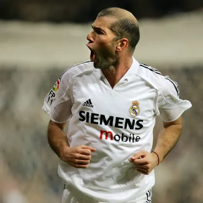 زين الدين زيدان يحتفل بهدفه خلال مباراة ريال مدريد وإسبانيول بالدوري الإسباني - 5 فبراير 2005