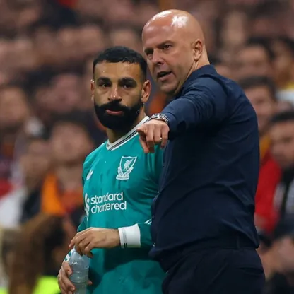 أرني سلوت مدرب ليفربول يمنح تعليماته إلى محمد صلاح قبل الدفع به في الشوط الثاني من مباراة غلطة سراي بدوري الأبطال - 1 أكتوبر 2025