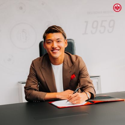 فرانكفورت يُعيد بناء خط هجومه بضم هداف ياباني