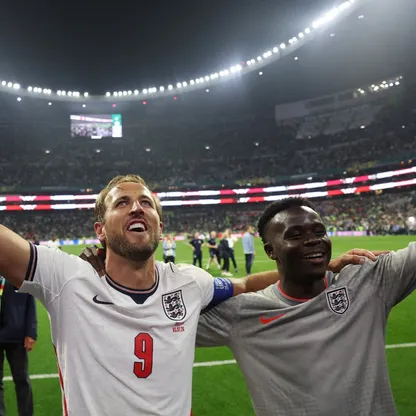 هاري كين يحتفل بجوار بوكايو ساكا بتأهل إنجلترا لربع نهائي كأس العالم - 6 يوليو 2026