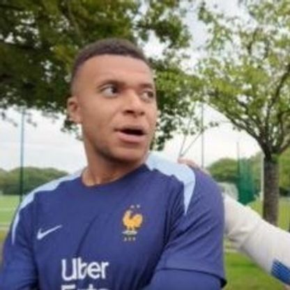 شاهد.. مبابي ونجوم فرنسا في لقاء خاص مع منتخب المكفوفين