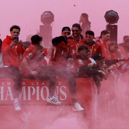 أرنولد يعيش لحظة استثنائية في موكب تتويج ليفربول