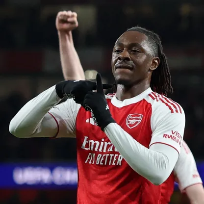 لاعب أرسنال إيبيريتشي إيزي يحتفل بالتسجيل ضد باير ليفركوزن في دوري أبطال أوروبا - 17 مارس 2026