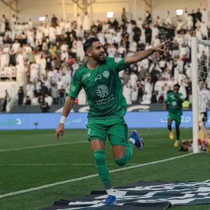 احتفال رياض محرز نجم الأهلي بتسجيل هدف في مرمى الشباب بالدوري السعودي - 13 فبراير 2026