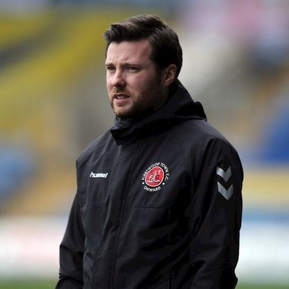 ليفربول يتفاوض مع مدرب أكاديمية مانشستر يونايتد