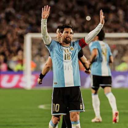 ليونيل ميسي يلقي التحية على الجمهور في مباراة الوداع أمام بنين - 6 أكتوبر 2026