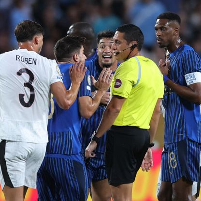 شاهد.. هدف مثير للجدل يُشعل غضب لاعبي الهلال أمام مانشستر سيتي