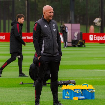 سلوت يؤكد مشاركة إيزاك بمواجهة ليفربول وأتلتيكو مدريد "الصعبة"