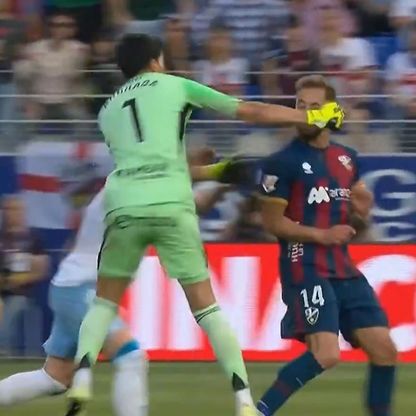 شاهد.. لكمة أندرادا تُشعل ديربي سرقسطة وهويسكا بالدوري الإسباني