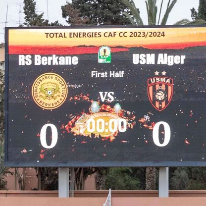 شاشة العرض الداخلية في ملعب نهضة بركان قبل بدء مباراة الفريق ضد اتحاد العاصمة الجزائري 28-4-2024