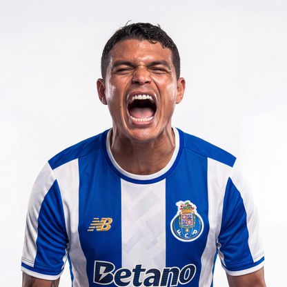 تياغو سيلفا "العجوز" يعود إلى بورتو بعد عقدين "بحثاً عن المجد"