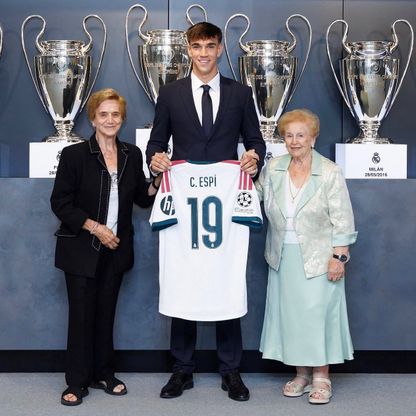 لماذا اصطحب إسبي جدتيه معه إلى ريال مدريد؟.. قصة ما وراء الكواليس