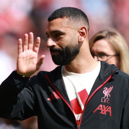 شاهد.. محمد صلاح "المحبوب" يفاجئ المشجعين في أنفيلد رغم الإصابة