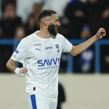 احتفال كريم بنزيما لاعب الهلال بتسجيل هدف في مرمى الأخدود بالدوري السعودي - 5 فبراير 2026