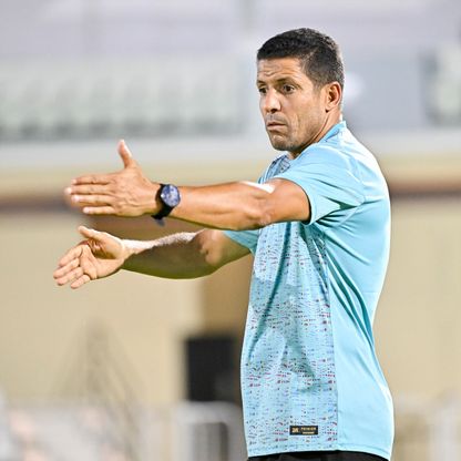 الجزيرة يقيل مدربه الحسين عموتة بعد هزيمته في أول مباراة بالدوري