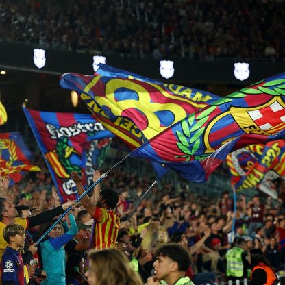 شاهد.. فضيحة "تنظيف الأرض بعلم برشلونة" تثير غضب المشجعين
