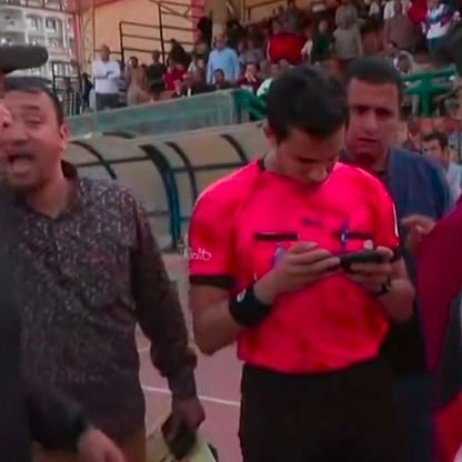 شاهد.. الدوري المصري يبتكر "VAR الهاتف الجوال" وسط جدل تحكيمي كبير