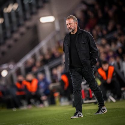 فليك يوضح حالة بيدري وأولمو ويشيد بقتالية لاعبي برشلونة