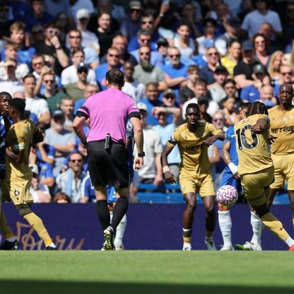 "حكم الفيديو قضى علينا".. مدافع بالاس يتحدث عن الغاء هدف إيزي