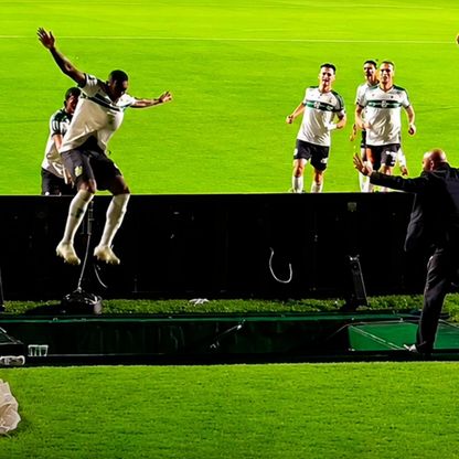 شاهد.. لاعب برازيلي يسقط في حفرة أثناء احتفاله بتسجيل هدف "غير صحيح"
