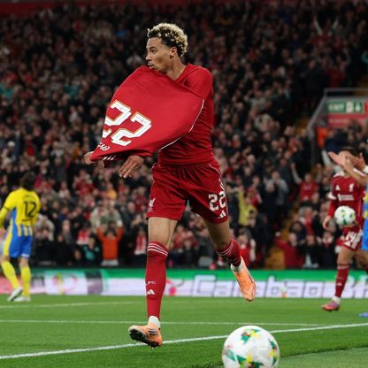 تشيلسي وليفربول يتأهلان بشق الأنفس في كأس الرابطة وطرد غريب