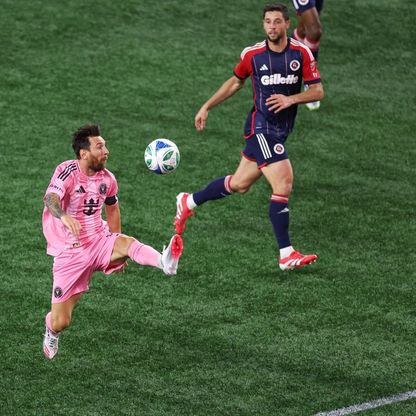 رونالدو: ميسي يُحدث فرقاً.. عندما يلمس الكرة يحدث شيء مميز