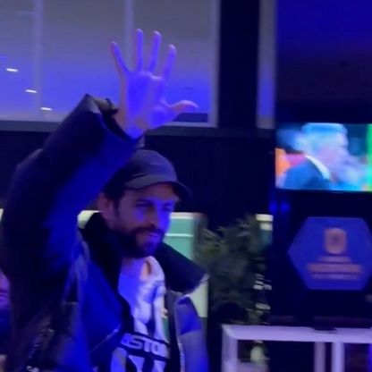 شاهد.. بيكيه يكرر الإشارة بـ "الخمسة" في وجه إيكر كاسياس