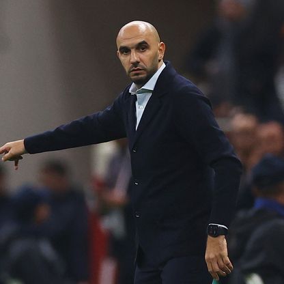 وليد الركراكي واتهامات التحيّز التحكيمي: الميزة الوحيدة للمغرب هي 65 ألف متفرج