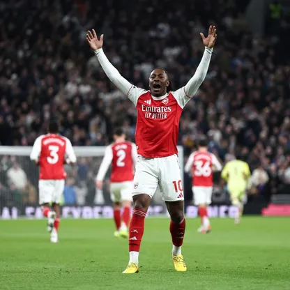 إيبيريتشي إيزي لاعب أرسنال يحتفل بهدفه في مرمى توتنهام بالدوري الإنجليزي الممتاز - 22 فبراير 2026