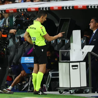 الحكم سيزار سوتو غرادو يراجع شاشة تقنية الفيديو المساعد (VAR) لمراجعة قرار منح ريال مدريد ركلة جزاء أمام برشلونة - 26 أكتوبر 2025