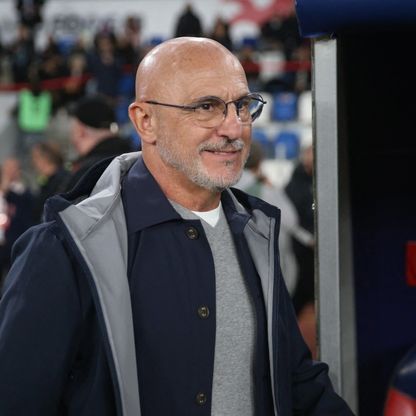 دي لا فوينتي يرفض الاحتفال قبل التأهل رسمياً ويكشف وضع هويسن