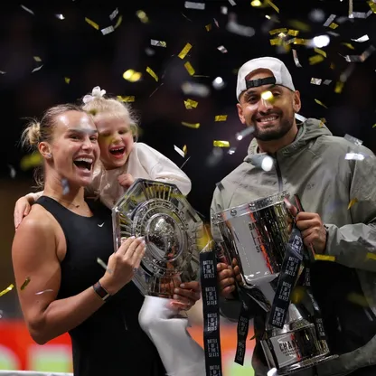 نيك كيريوس يحتفل بفوزه على أرينا سبالينكا في "معركة الجنسين" الاستعراضية بالتنس - 28 ديسمبر 2025