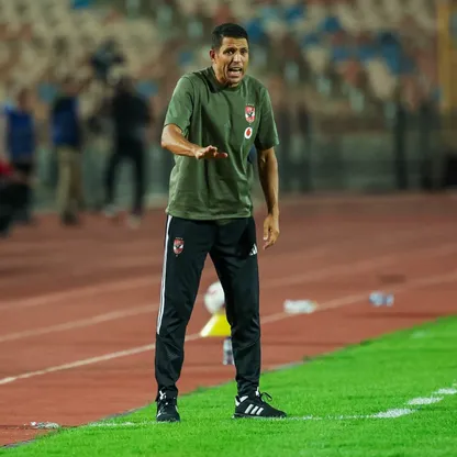 الحسين عموتة مدرب الأهلي المصري يوجه لاعبيه خلال مواجهة زد - 28 أغسطس 2026