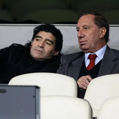 دييغو مارادونا مدرب الأرجنتين السابق وكارلوس بيلاردو مدير المنتخب خلال مباراة لريال مدريد ويوفنتوس بدوري أبطال أوروبا - 5 نوفمبر 2008