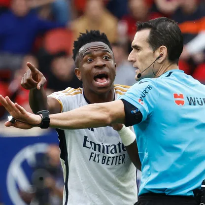 فينيسيوس جونيور يساجل الحكم خوان مارتينيز مونويرا خلال مباراة بين ريال مدريد وأوساسونا - 16 مارس 2024