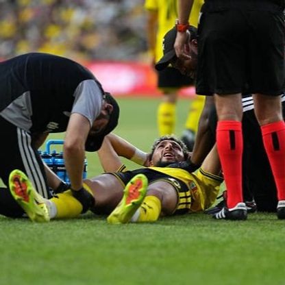 غادر الملعب باكياً.. وسام أبو علي يتعرَّض لإصابة "غير مطمئنة"