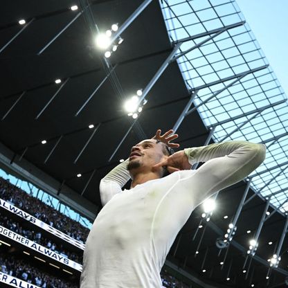 يا للعار.. جمهور توتنهام يصبّ غضبه على تشافي سيمونز رغم مساهمته في هدفين