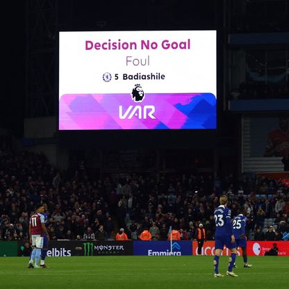 قرار حكم تقنية الفيديو المساعد بإلغاء الهدف يعرض على شاشة كبيرة في ملعب فيلا بارك خلال مباراة أستون فيلا وتشيلسي - 27 أبريل 2024