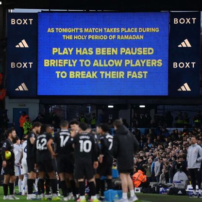 ليدز يونايتد ينتقد أنصاره بعد حادثة إفطار اللاعبين الصائمين