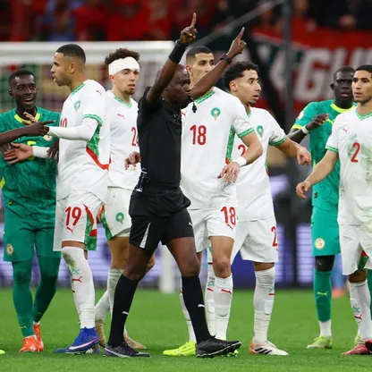 جان جاك ندالا حكم نهائي كأس أمم إفريقيا خلال إعلان ركلة جزاء لصالح المغرب أمام السنغال - 18 يناير 2026