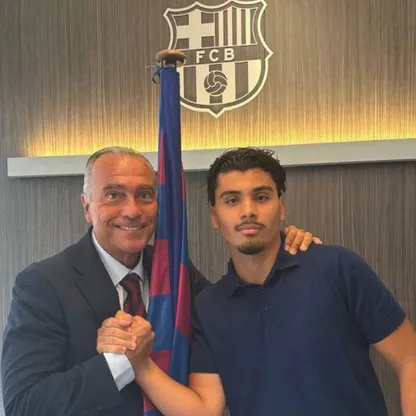 المغربي مهدي الميموني مع نائب رئيس برشلونة رافا يوستي