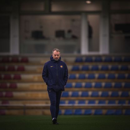 3 رسائل مباشرة.. تفاصيل اجتماع ساخن بين هانزي فليك ولاعبي برشلونة