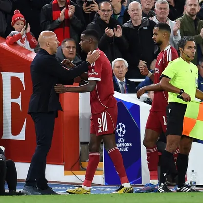 أرني سلوت مدرب ليفربول يصافح لاعبه ألكسندر إيزاك بعد استبداله في مباراة أتلتيكو مدريد بدوري أبطال أوروبا - 17 سبتمبر 2025