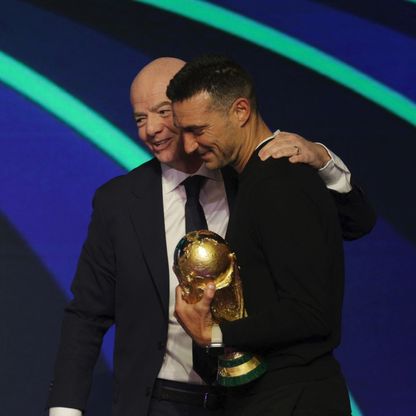 جياني إنفانتينو يعتذر من مدرب الأرجنتين بعد خطأ بروتوكولي خلال قرعة كأس العالم