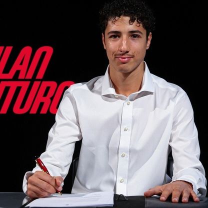 موهبة الجزائر يانيس مسعودي يوقّع أول عقد احترافي مع ميلان